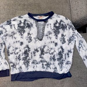 Arizona jeans medium white and blue long sleeve